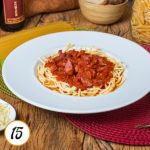Espaghetti com calabresa e tomate